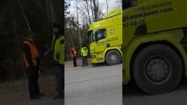 47news показывает как перегруженный грузовик испугался проверки смотреть онлайн
