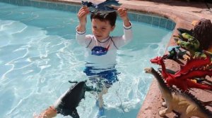 Надувашки для бассейна! Катание на надувной акуле и игра с шариками. Акула атакует игрушки!