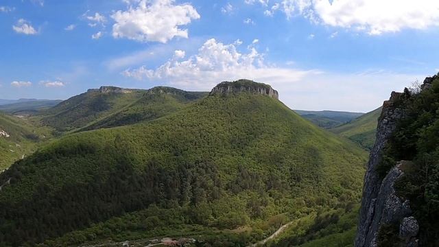 Вид на Мангуп-Кале и озеро Мангуп смотреть онлайн