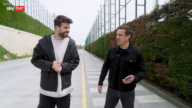 Gerard Pique's 14 Questions with Gary Neville | Overlap Xtra смотреть онлайн