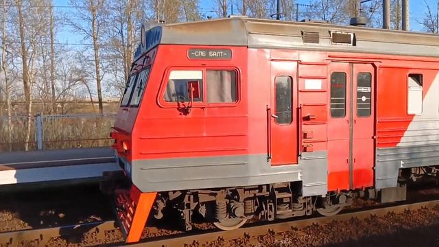 2 электропоезда ЭТ2М на станции Дачное смотреть онлайн