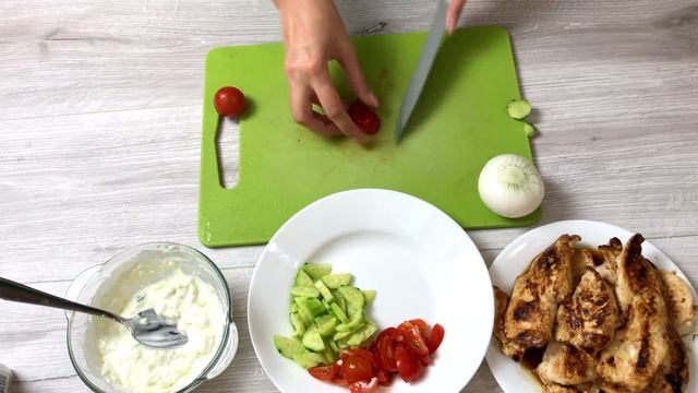 Греческий ГИРОС с курицей и соусом ДЗАДЗИКИ, простой рецепт тортильи с начинкой смотреть онлайн