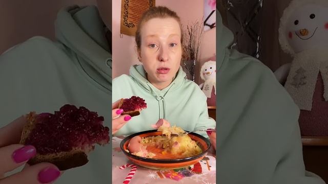 МУКБАНГ: пюре, сосиски, капуста. Проблемы на работе. MUKBANG, Iting смотреть онлайн