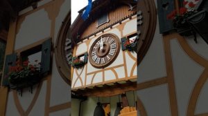 Самые большие часы с кукушкой в мире.