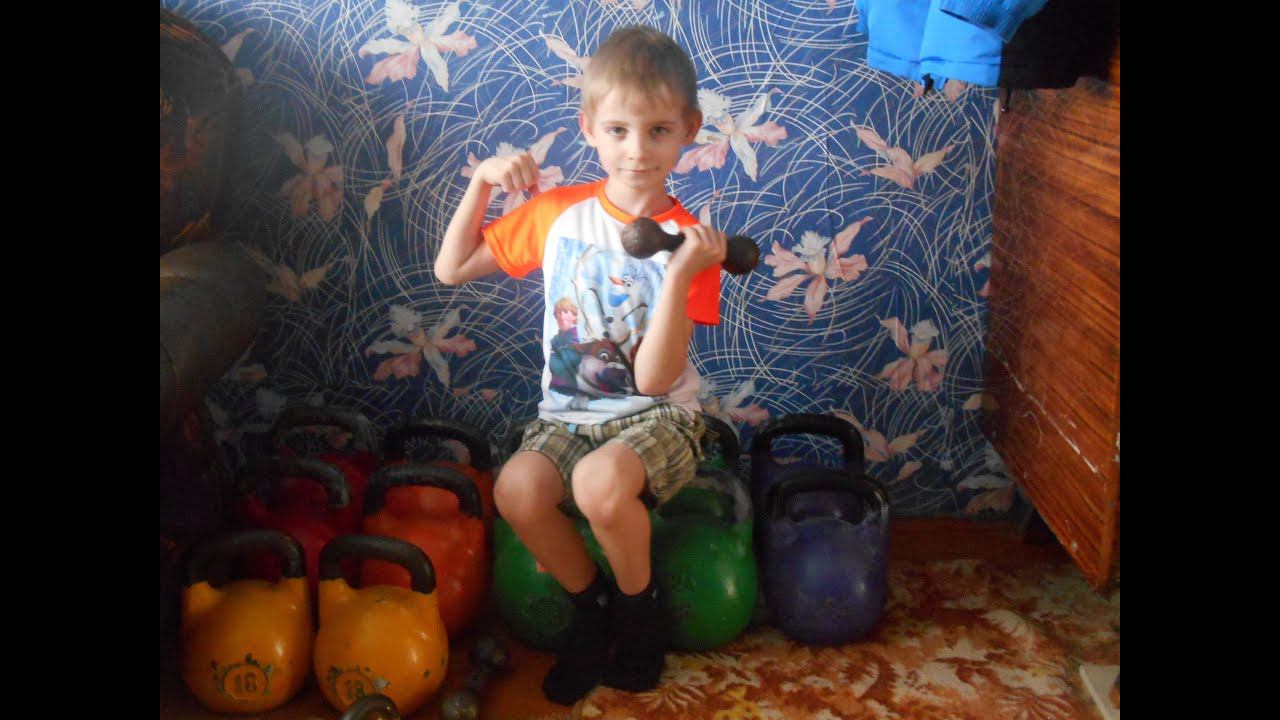Гиревой спорт. Маленький спортсмен 6 лет выполняет "Толчок 2-х гантелей по 2 кг по Длинному циклу. смотреть онлайн