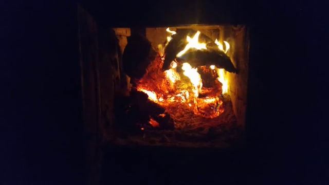 Вечером растопил печь... Смотрел на огонь и слушал, как трещат в ней дрова... смотреть онлайн