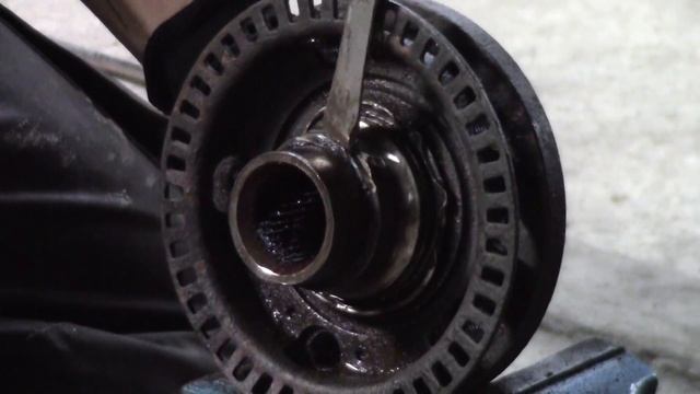 How to replace a front wheelbearing Golf mk4 and other VAG models смотреть онлайн