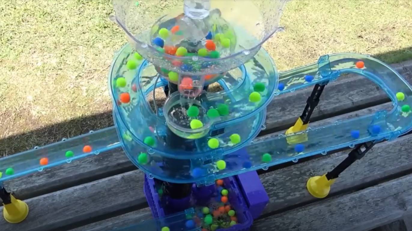 Шарики катаются по лабиринту, шарики кубики, шарики на улице смотреть онлайн