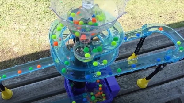 Шарики катаются по лабиринту, шарики кубики, шарики на улице