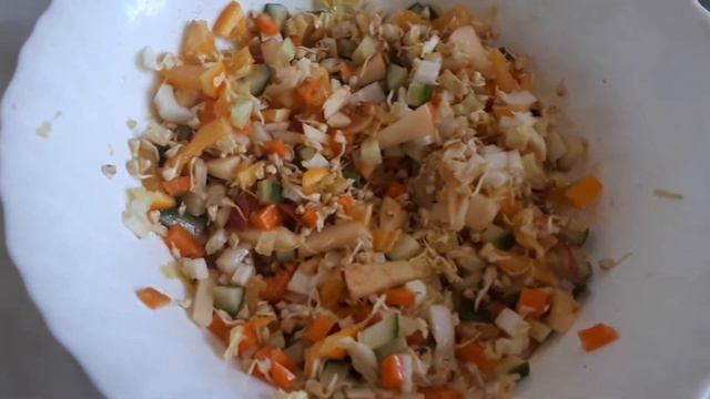 Салат с зеленой гречкой?