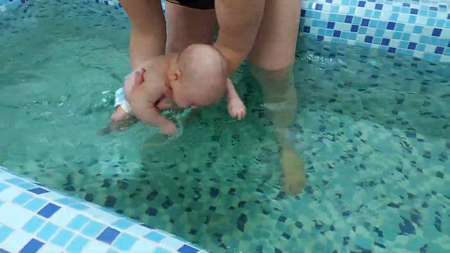 23.03.21 Роберт первый раз плавает в бассейне. Уроки юного Джедая.