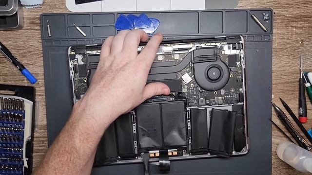 MacBook Pro 13'' A2251 battery replacement смотреть онлайн