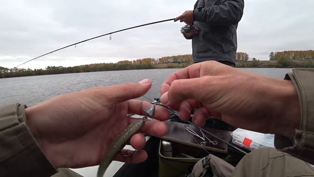 Случай на рыбалке! Попал товарищу крючком! Рыбалка на щуку осенью на спиннинг. смотреть онлайн