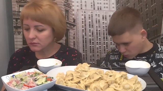 МУКБАНГ Пельмешки с Мясом, Салатик овощной, Синий чай #семья #eating #mukbang #no #мукбанг #еда смотреть онлайн