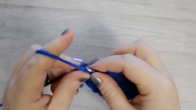 Красивая повязка на голову спицами. С простым и очень красивым узором. Подробный мастер класс. смотреть онлайн