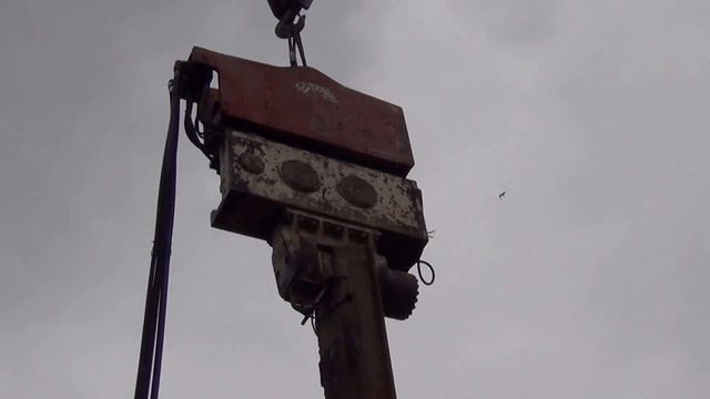 Погружение шпунта 600 вибропогружателем Ozkanlar SVR 25 NF смотреть онлайн