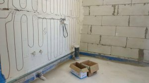 Монтаж профиля в ванной для укладки первого ряда плитки на стену