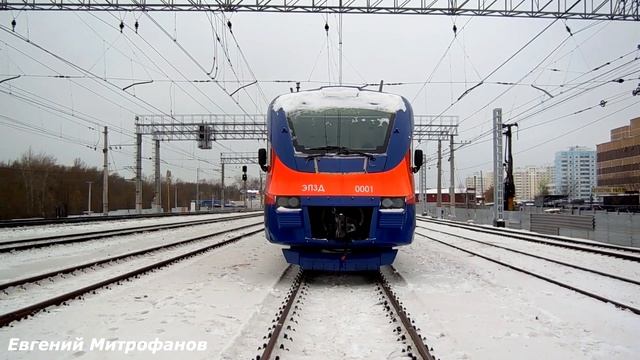 Электропоезд ЭП3Д-0001 стоит на 4-м пути станции Кусково. смотреть онлайн
