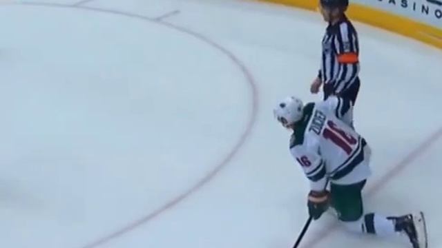 Невероятно, но клюшка застряла в обоих коньках одновременно смотреть онлайн