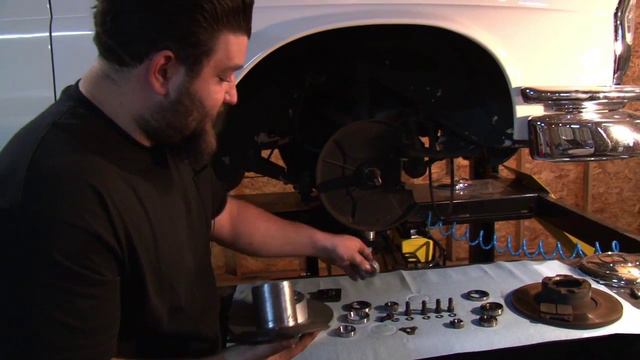 Mercedes-Benz White 250SE- Reconditioning the brakes смотреть онлайн