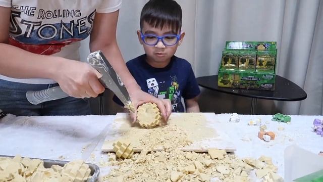 Unboxing 29 Minecraft Mine Kits! смотреть онлайн