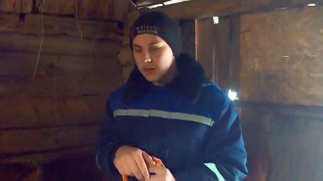 Зачем мы возим молоко в ЛЕС!? Доим двух коров. смотреть онлайн