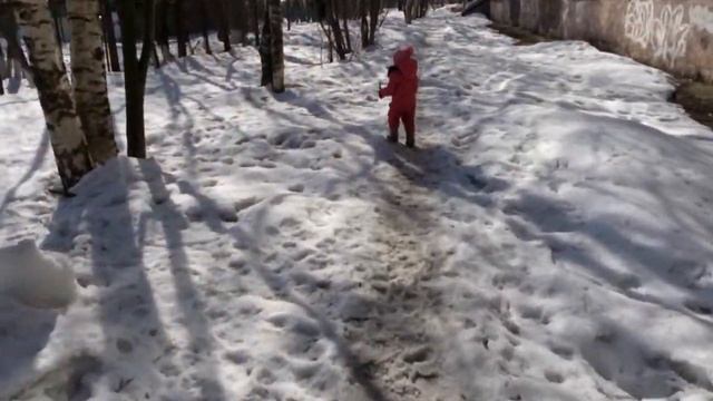 Алевтина с папой рисует человечков на последнем снегу. смотреть онлайн