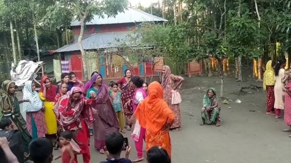 আমার কথা মনে। হলে মাগো খেলার সাথি নেই গো আম্মা গো