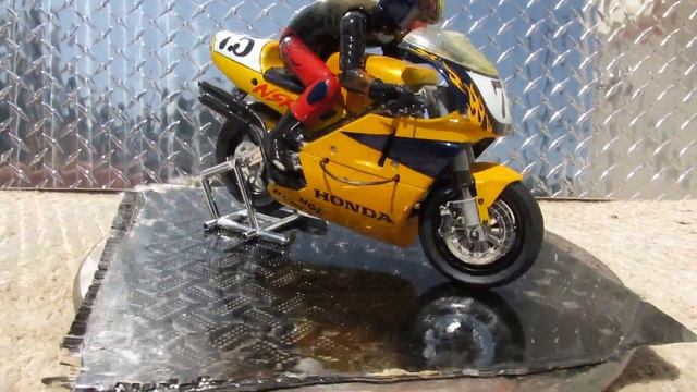 Kyosho NSR 500 RC Motorcycle with Custom Paint job смотреть онлайн