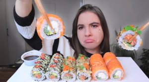 МУКБАНГ суши я заболела астмой и где моя кошка? роллы с лососем mukbang sushi not asmr