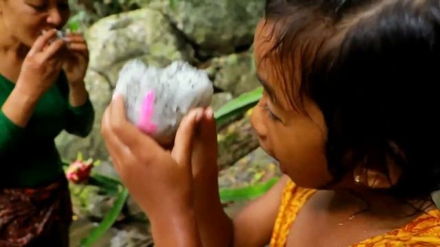 Catch many fish and pick dragon fruit at waterfall -Mother salted grilled fish eating with daughter смотреть онлайн