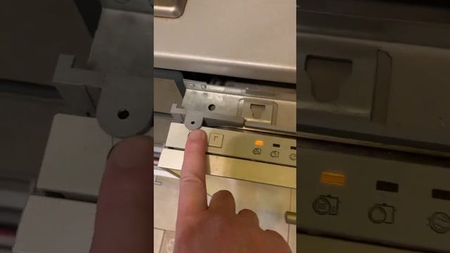 Ошибка посудомоечной машины hotpoin ariston lst14771 смотреть онлайн