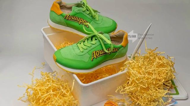 Подкрадули из плацкарта. Сникеры в стиле доширака. Идея крутая.