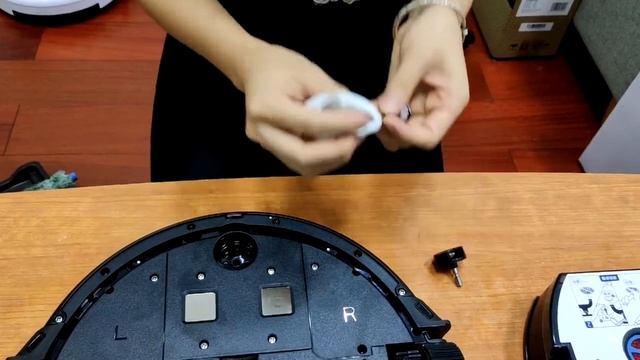 ILIFE W400 Cleaning Front Wheel