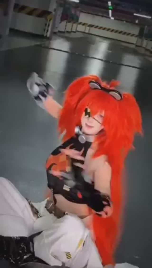 Милая азиатка с оранжевыми волосами позирует на камеру смотреть онлайн