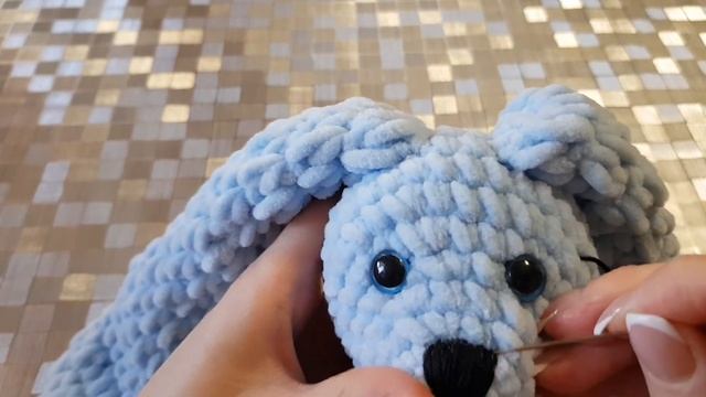 Как оформить мордочку вязаной игрушке ♡ Вышиваем носик и реснички. смотреть онлайн