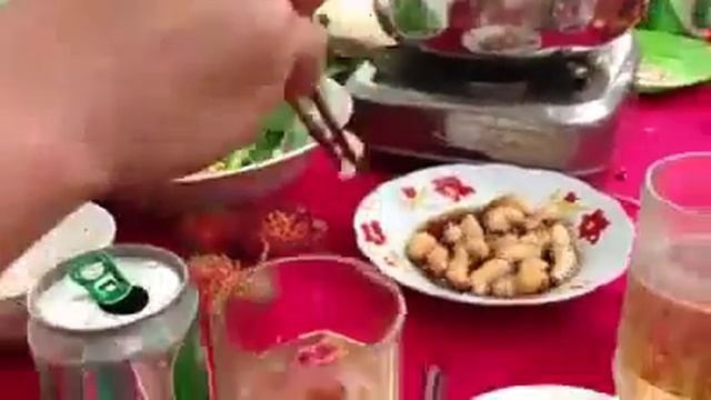 едят червей смотреть онлайн