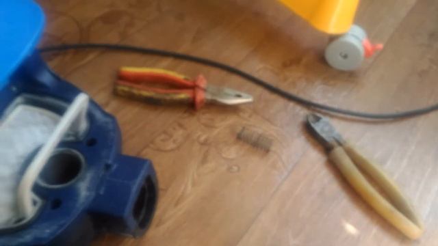 Пылесос Samsung Air Track Plus.Ремонт кнопки включения и фиксатора пылесборника своими руками. смотреть онлайн