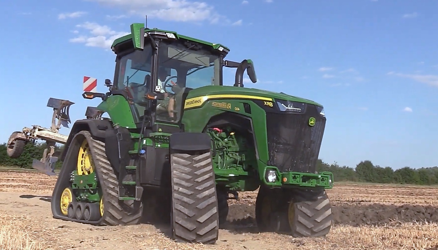 Трактор с четырьмя гусеницами. Дизель объемом 9.5 литров, мощностью 443 л.с. смотреть онлайн