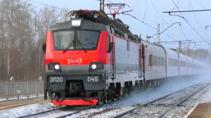 ЭП20-045 со скорым поездом Москва — Екатеринбург следует через о.п. Электродепо