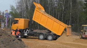 Самосвалы МАЗ-6501 разгружаются