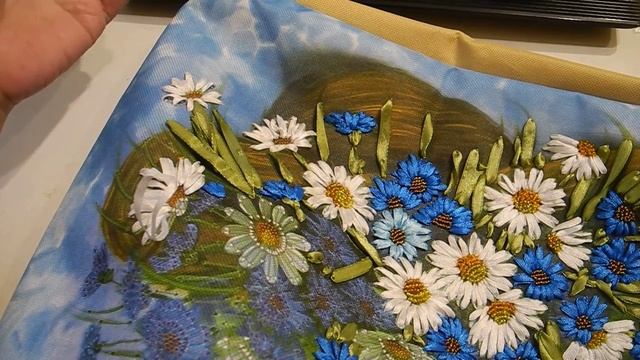 Вышивка лентами и бисером. СУМКА. Болталка. Вышиваем вместе с вами 2 ромашки. смотреть онлайн