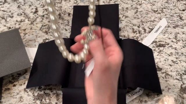 Chanel Unboxing - Classic Pearl Necklace смотреть онлайн