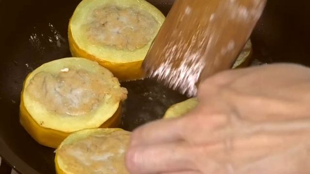 Вкусный и сочный кабачок с фаршем и сырной шапочкой! смотреть онлайн
