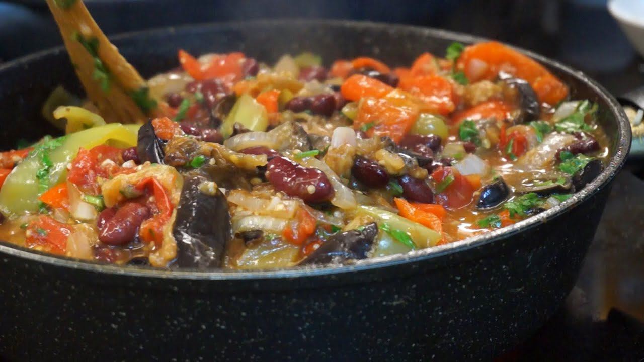 Баклажаны с овощами и фасолью