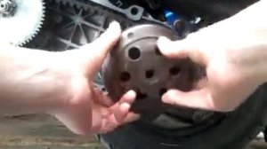 как открутить гайку заднего  вариатора на скутере