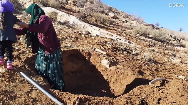"A story about grandmother's continuous efforts to build a cave in the heart of the mountain" смотреть онлайн