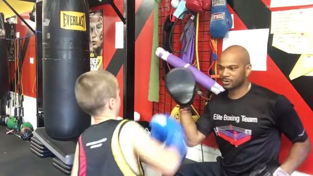 Little Monk Learning to box смотреть онлайн