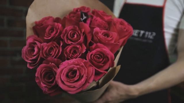 15 розовых роз сорта Pink Floyd в крафт-упаковке (Эквадор) смотреть онлайн