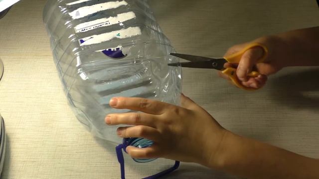 Как правильно разрезать пластиковую бутылку 5 л. смотреть онлайн